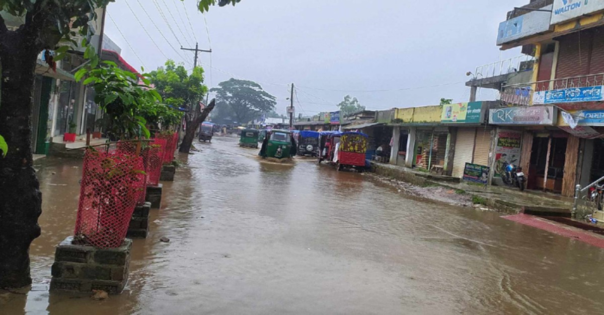 বৃষ্টি হলেই সড়কে জলাবদ্ধতা