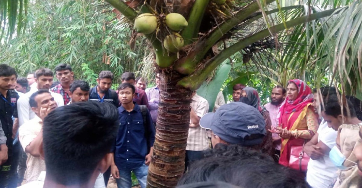 ঘোড়াঘাটে আবু সায়াদের সমন্বিত খামারে প্রশিক্ষনার্থীরা