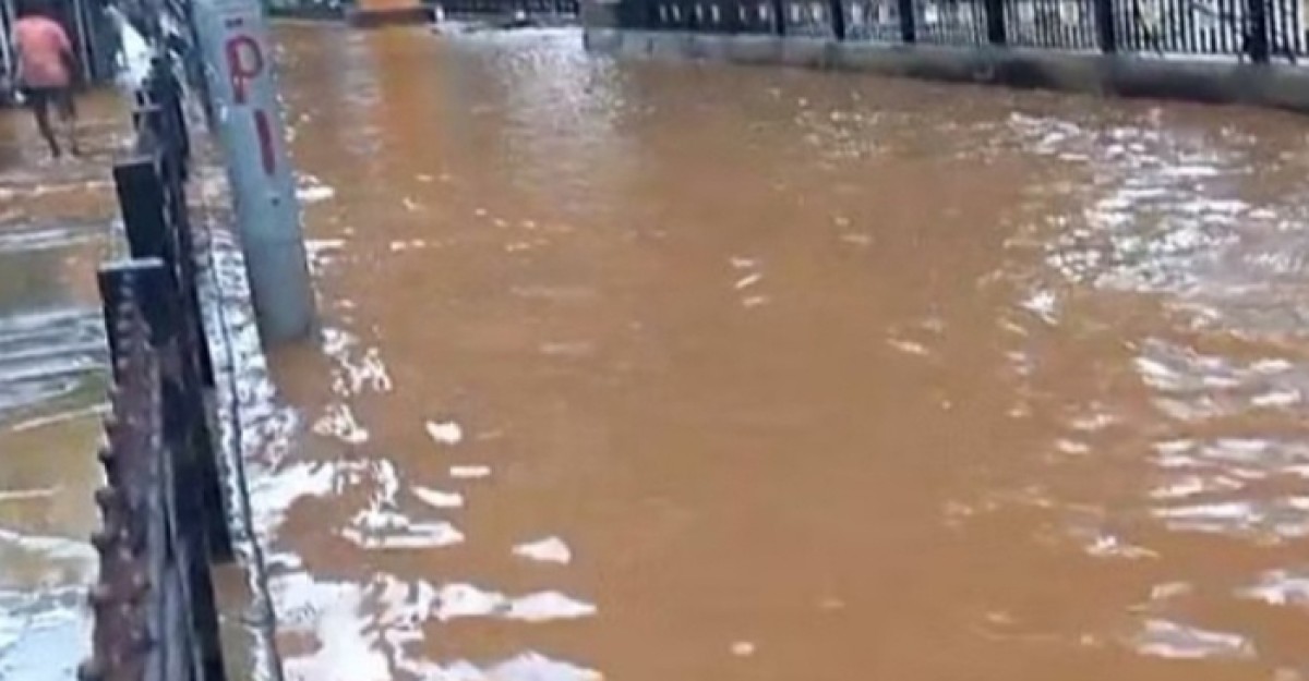 ভারতের গুয়াহাটি মহানগর কৃত্রিম বন্যায় ভাসছে