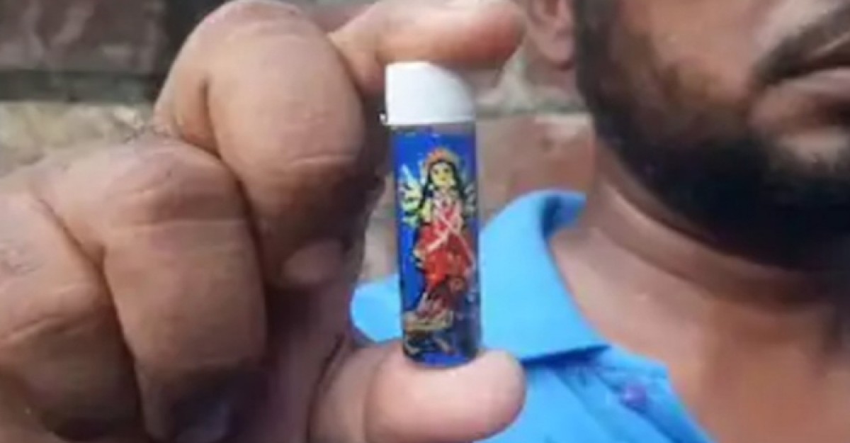 ওষুধের শিশির মধ্যে দুর্গা প্রতিমা অংকন করে নজির গড়লেন তুহিন