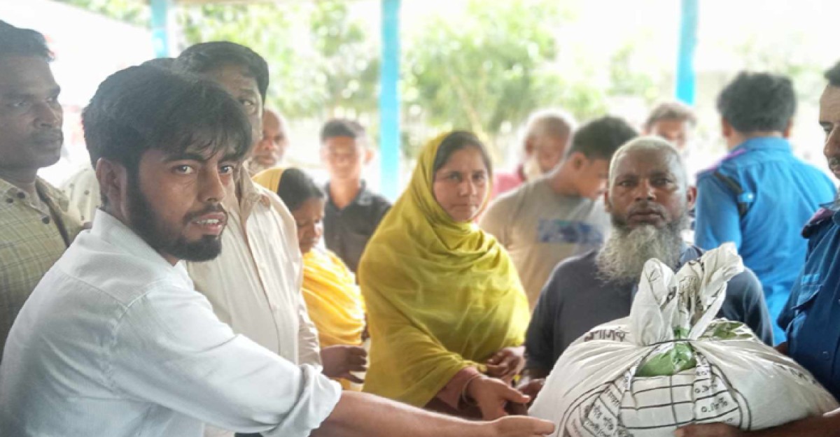 বেড়ায় জেলেদের মাঝে চাল বিতরণ