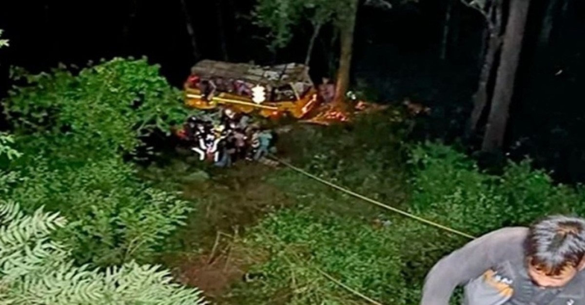 ভারতে নিয়ন্ত্রণ হারিয়ে বাস খাদে, নিহত ৬