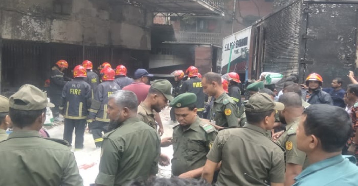 কাকরাইলে আগুন নিয়ন্ত্রণে আনসারদের সহযোগিতা