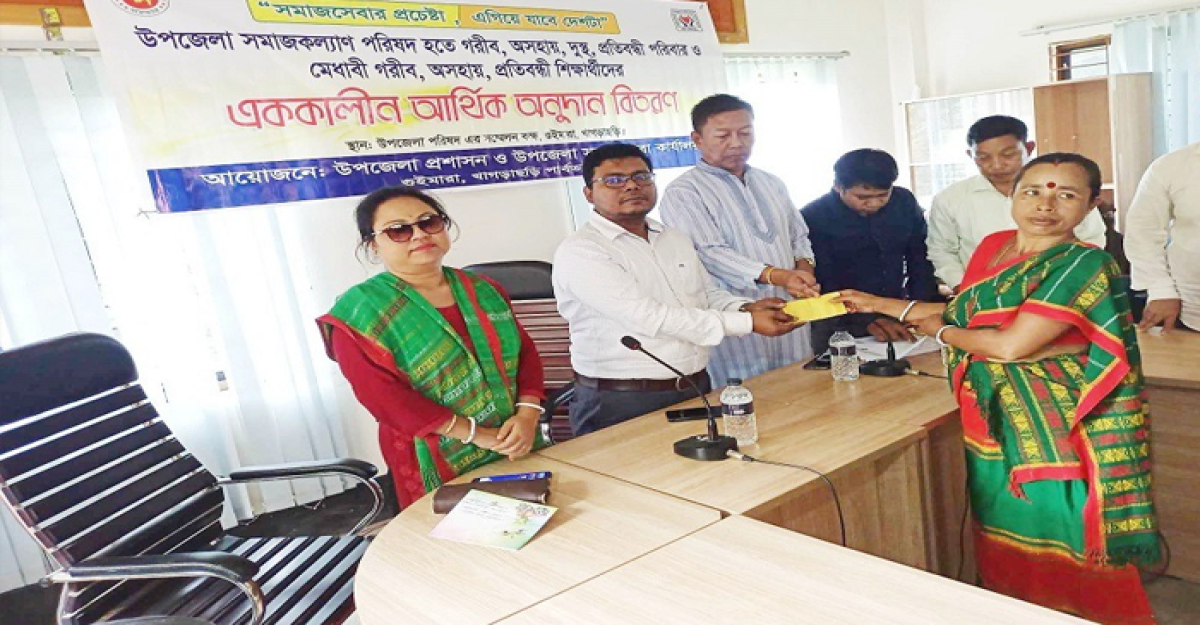 গুইমারায় অসহায় ও মেধাবী শিক্ষার্থীদের মাঝে আর্থিক অনুদান বিতরণ