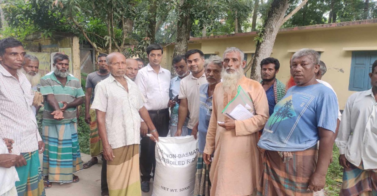 শ্রীনগরে জেলেদের মাঝে চাল বিতরণ