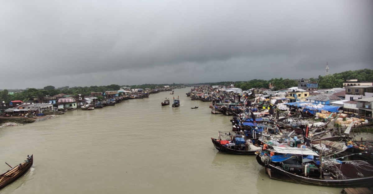 মাছ ধরে জাইল্লারা চাল পায় হাইল্লারা