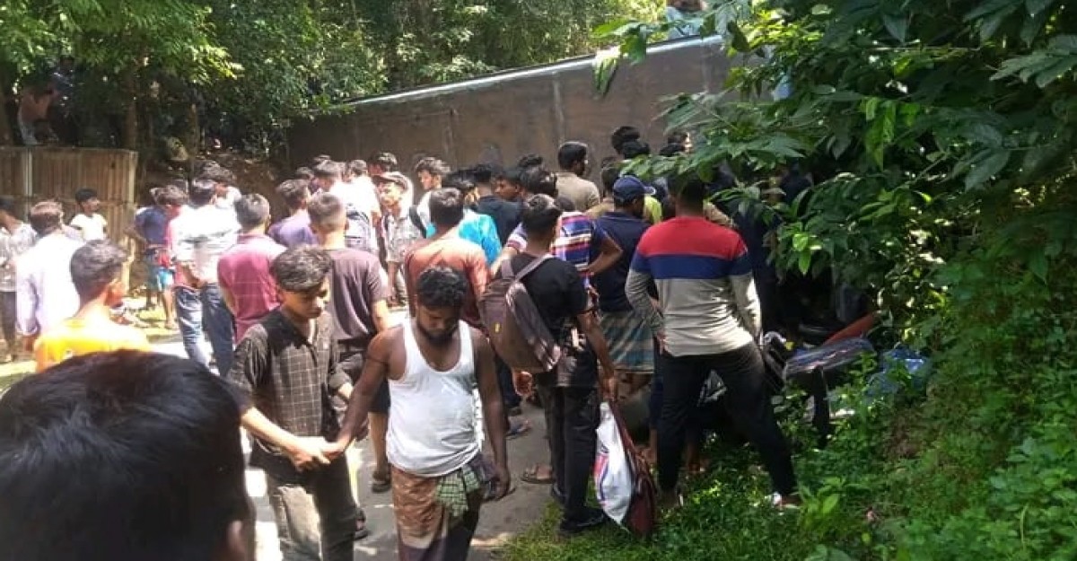 রামগড়ে বাস উল্টে আহত ৩০