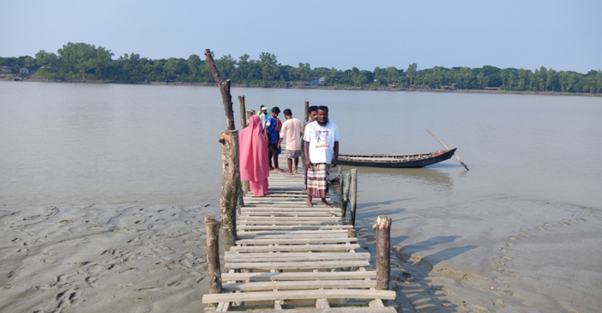 কলাপাড়ায় খেয়া বন্ধ, ভোগান্তিতে সাধারণ মানুষ