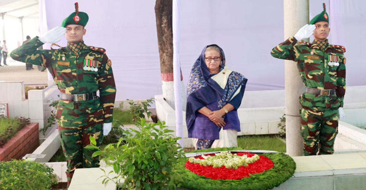 শেখ রাসেলের সমাধিতে প্রধানমন্ত্রীর শ্রদ্ধা