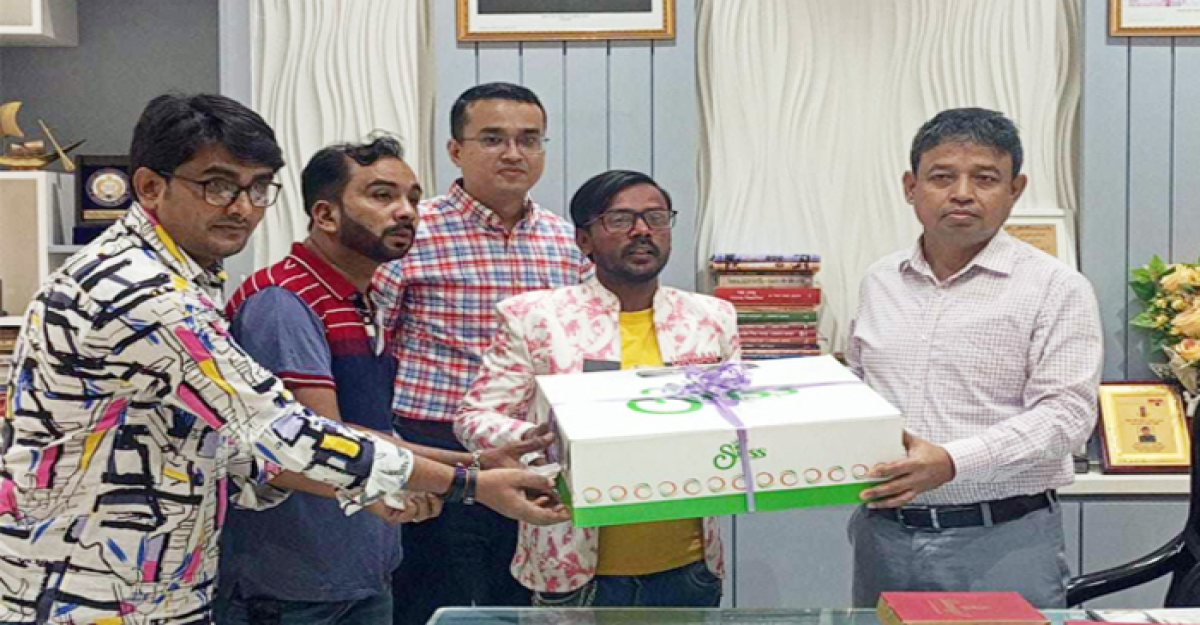 জন্মদিনে হিরো আলমকে কেক উপহার দিলেন ডিবিপ্রধান