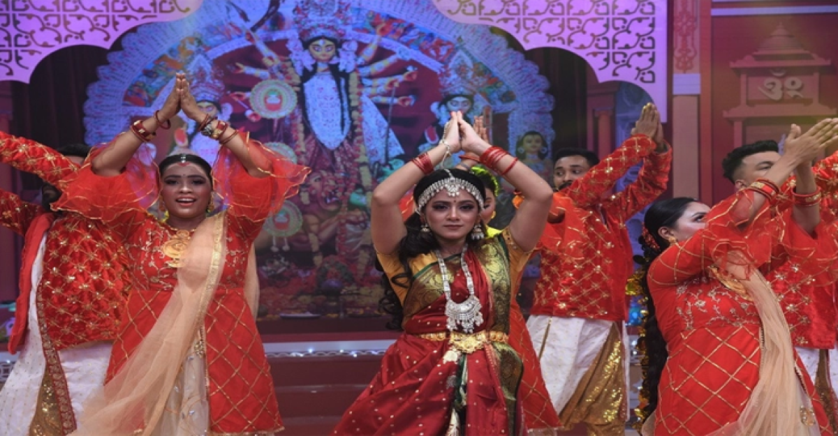 পূজায় নাচলেন চিত্রনায়িকা দিঘী