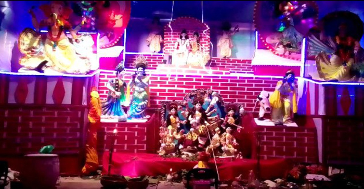 অদৃশ্য হচ্ছে দুর্গাপূজার প্রতিমা, দেখতে উৎসুক জনতার ভীড়