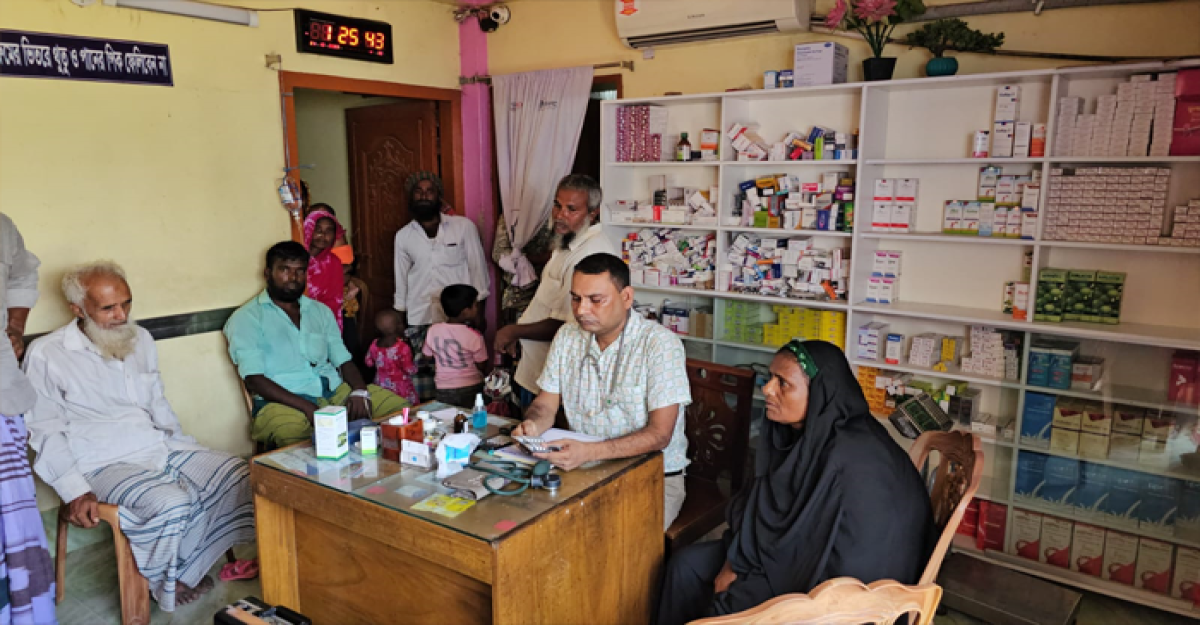 পাবনায় পল্লী চিকিৎসক সুদেবের বাড়ি এখন হাসপাতাল