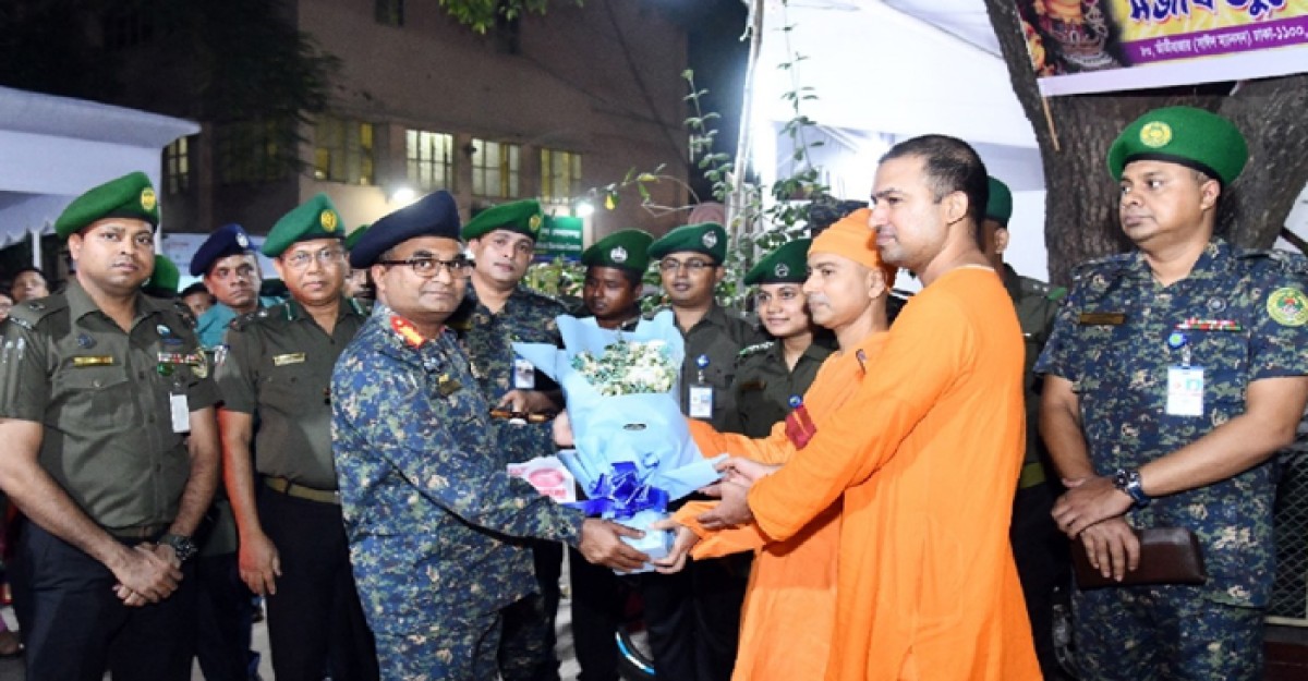 রাজধানীর বিভিন্ন পূজামণ্ডপে আনসার মহাপরিচালকের শুভেচ্ছা বিনিময়