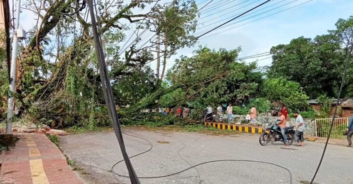 কক্সবাজারের বিদ্যুৎ ও মোবাইল সচলকে প্রধান্য দিচ্ছে প্রশাসন