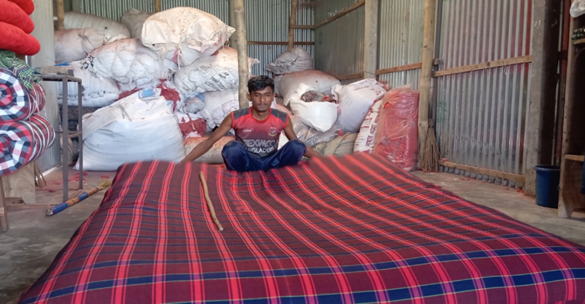 তাড়াইলে লেপ-তোষক তৈরিতে ব্যস্ত কারিগররা