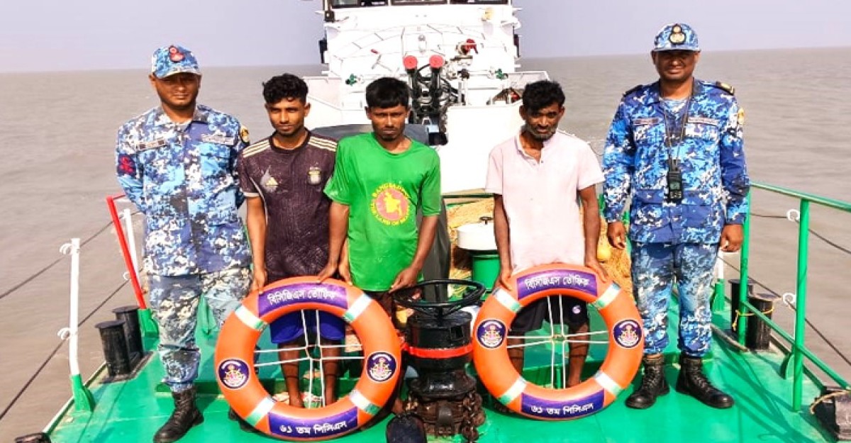 সুন্দরবনের নদীতে ডুবে যাওয়া ট্রলারের ৩ জেলে উদ্ধার