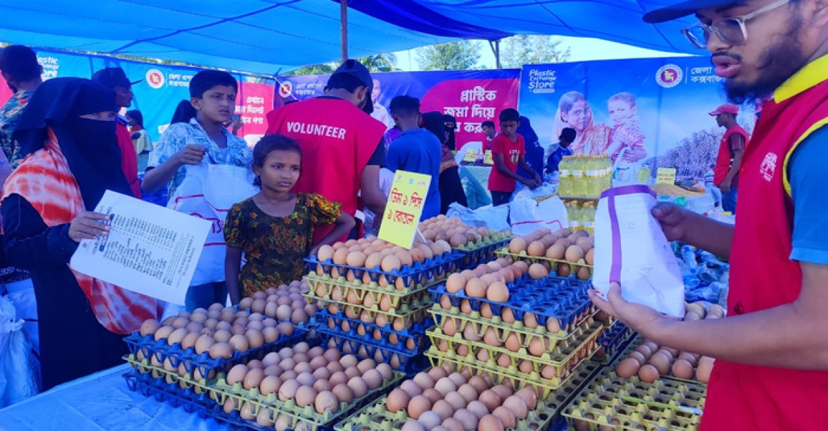 সেন্টমার্টিনে পরিত্যক্ত প্লাস্টিকে মিলছে চাল-ডাল-তেল-ডিম