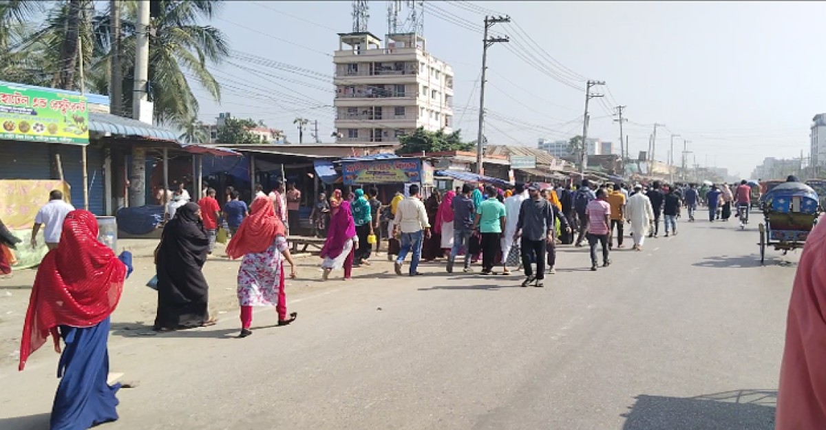 শ্রমিকের দখলে সড়ক, প্রায় ৫০কারখানা ভাঙচুর