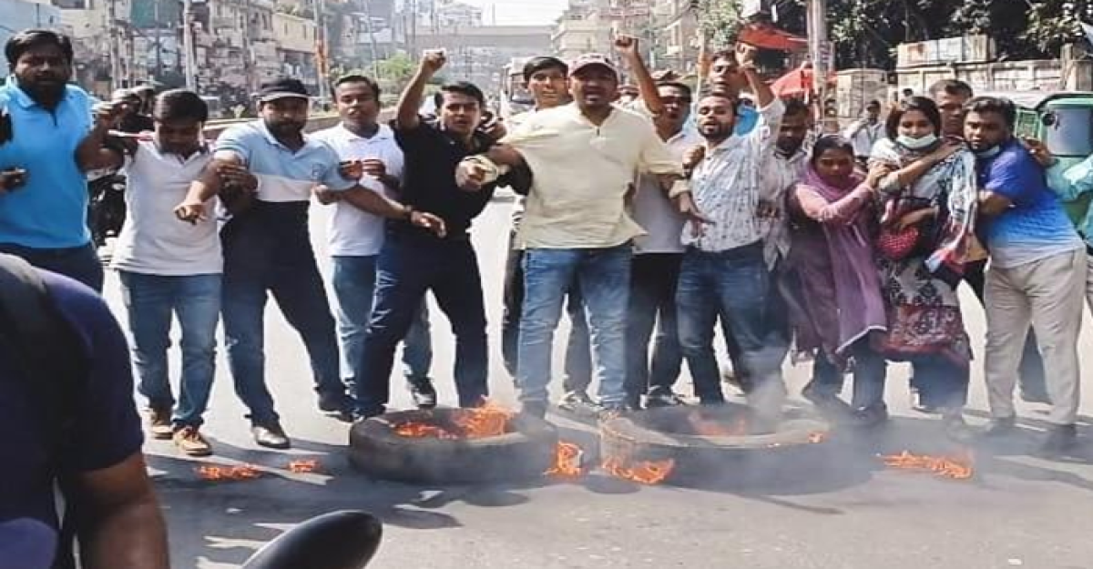 বাংলামটরে ছাত্রদলের ঝটিকা মিছিল, টায়ার জ্বালিয়ে রাস্তা অবরোধ