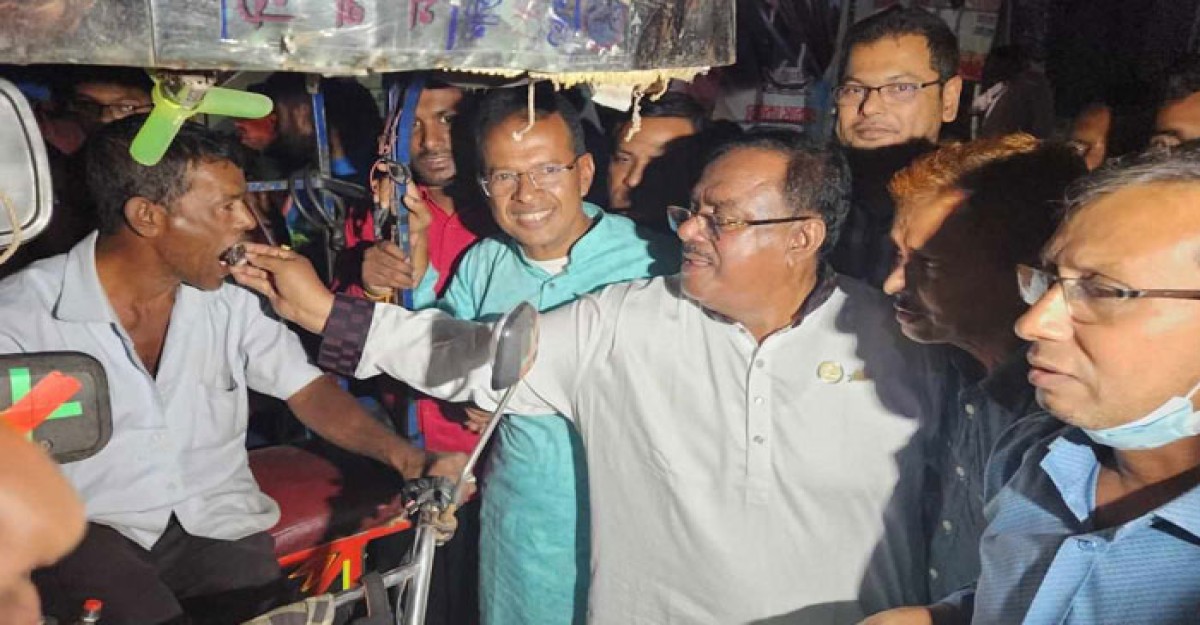 ১১শ’ কোটি টাকার প্রকল্প অনুমোদন হওয়ায় নওগাঁয় খাদ্যমন্ত্রীর মিষ্টি বিতরণ