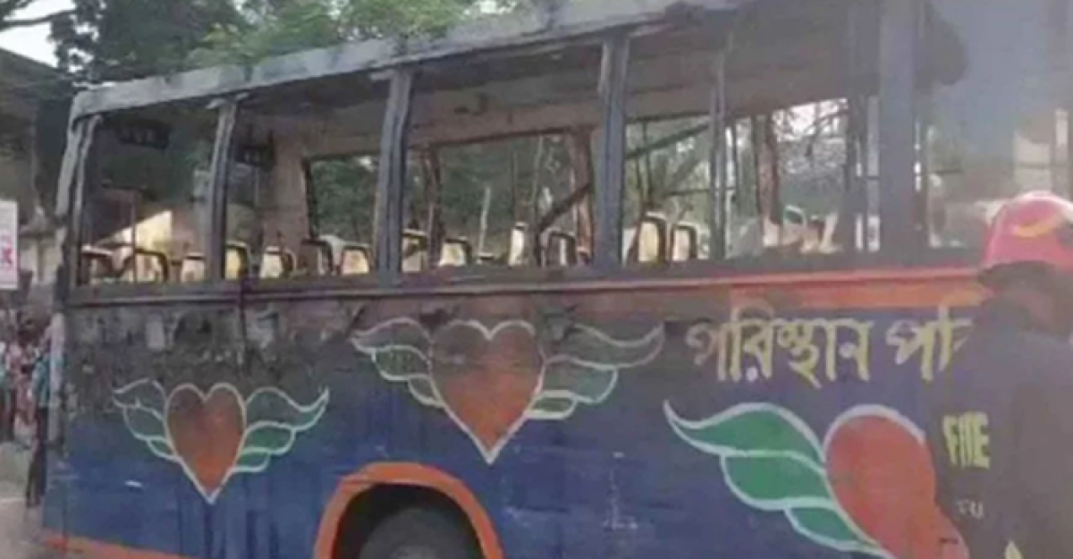 উত্তরায় যাত্রীবাহী বাসে আগুন