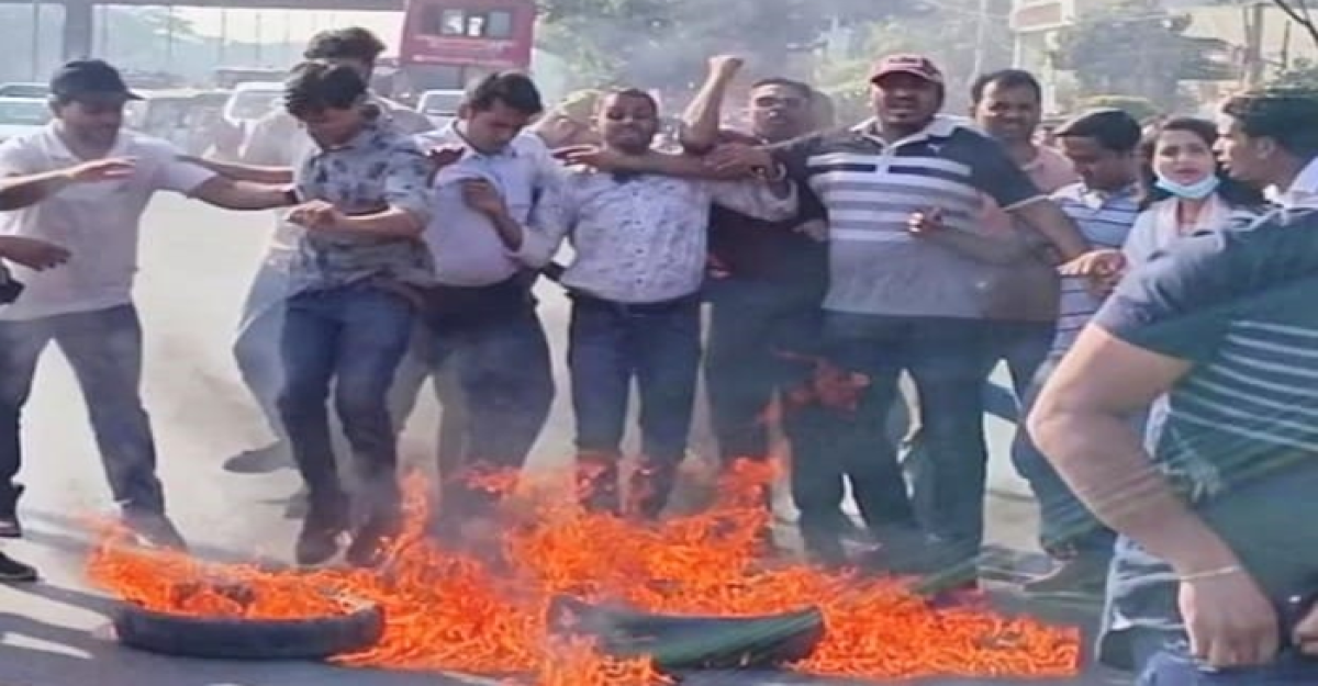 এয়ারপোর্ট রোডে টায়ার জ্বালিয়ে সড়ক অবরোধ ছাত্র দলের