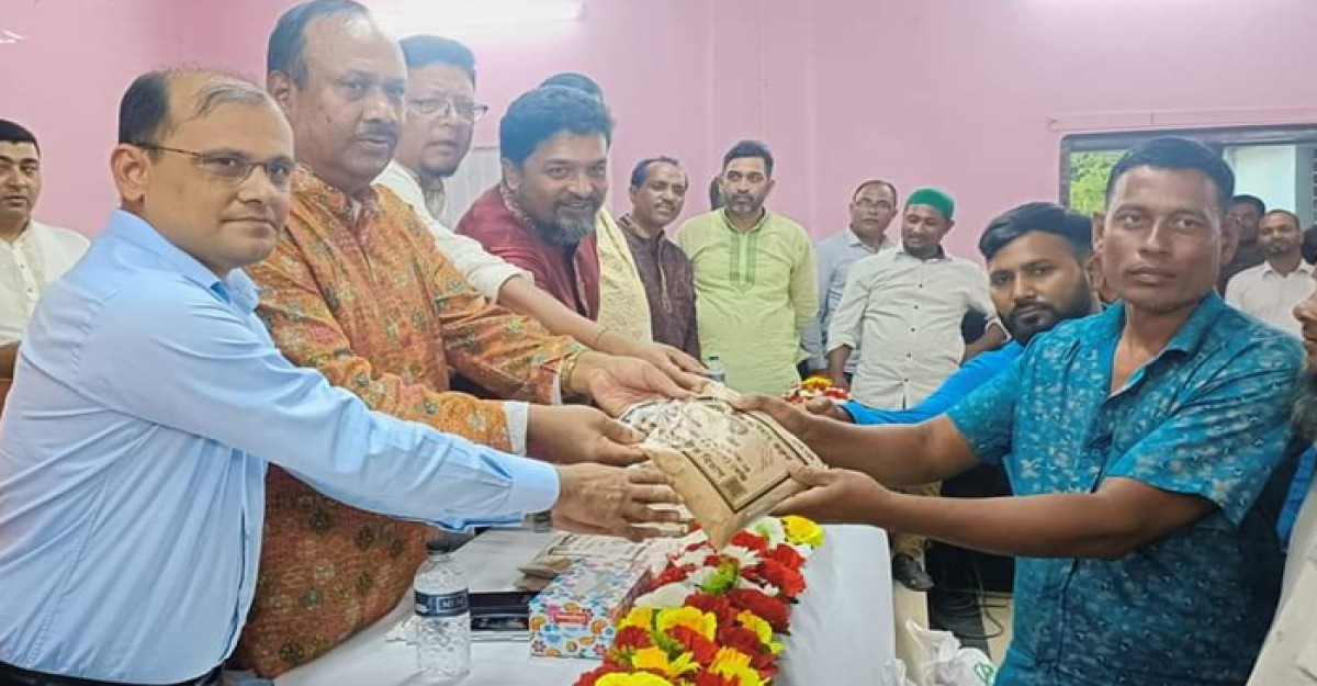 তাড়াইলে কৃষকের মাঝে বীজ ও সার বিতরণ