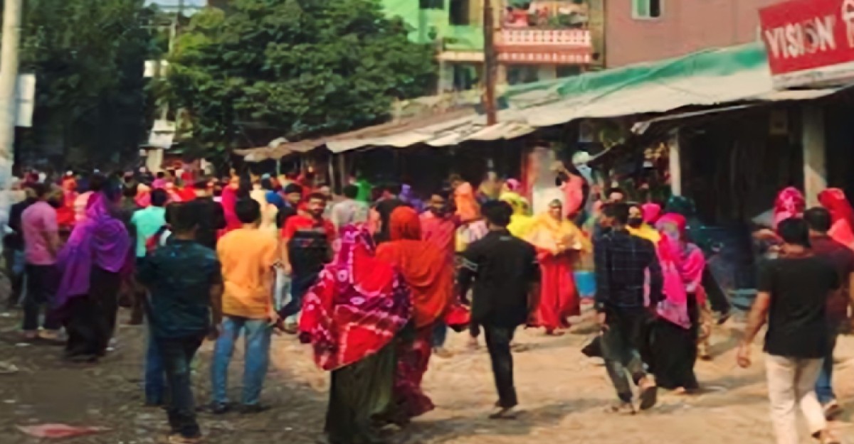 বেতন বৃদ্ধির দাবি: গার্মেন্ট শ্রমিকদের সড়ক অবরোধ
