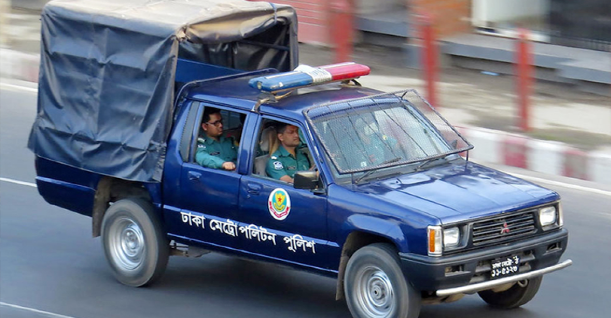 উত্তরায় পুলিশের গাড়িতে ককটেল নিক্ষেপ, এসআইসহ আহত ৩