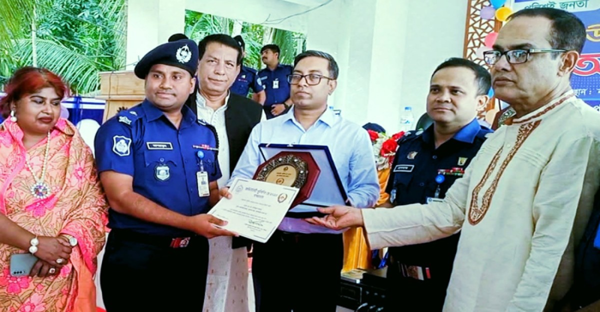 শ্রেষ্ঠ কমিউনিটি পুলিশিং কর্মকর্তার সম্মাননা পেলেন ওসি আশরাফুল আলম