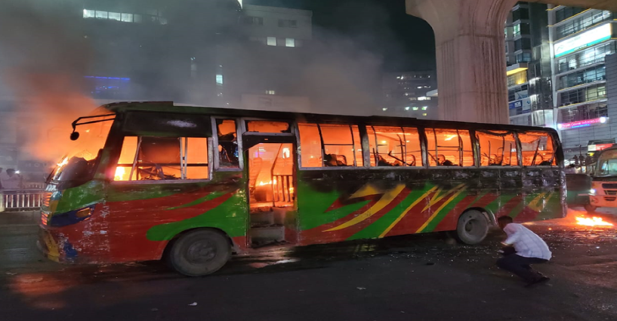 বাংলামটরে বাসে আগুন