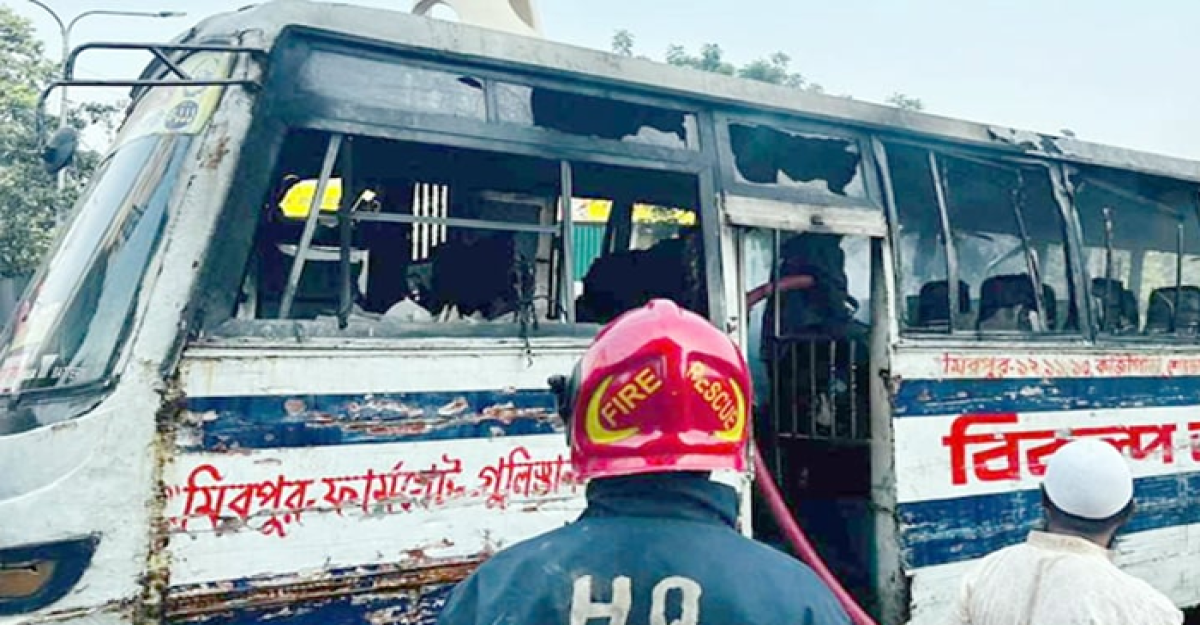 গুলিস্তানে বাসে আগুন