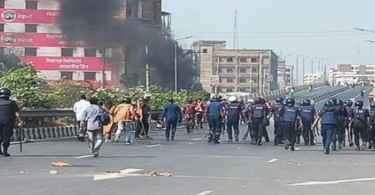 গাজীপুরে আবারও শ্রমিকদের বিক্ষোভ, ২ বাসে আগুন