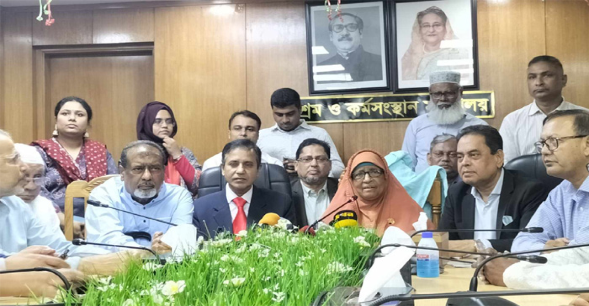 পোশাক শ্রমিকদের ন্যূনতম মজুরি সাড়ে ১২ হাজার টাকা নির্ধারণ