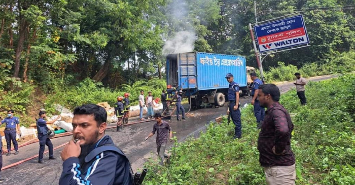 খাগড়াছড়িতে ফাইভ স্টার কাভার্ড ভ্যানে আগুন