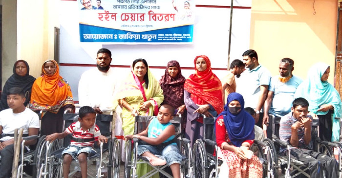 পঞ্চগড়ে মেয়রের উদ্যোগে হুইল চেয়ার ও ট্রাই সাইকেল বিতরণ