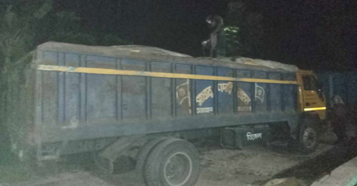 ডিমলায় ৪০১ বস্তা ডলোমাইট পাউডার জব্দ