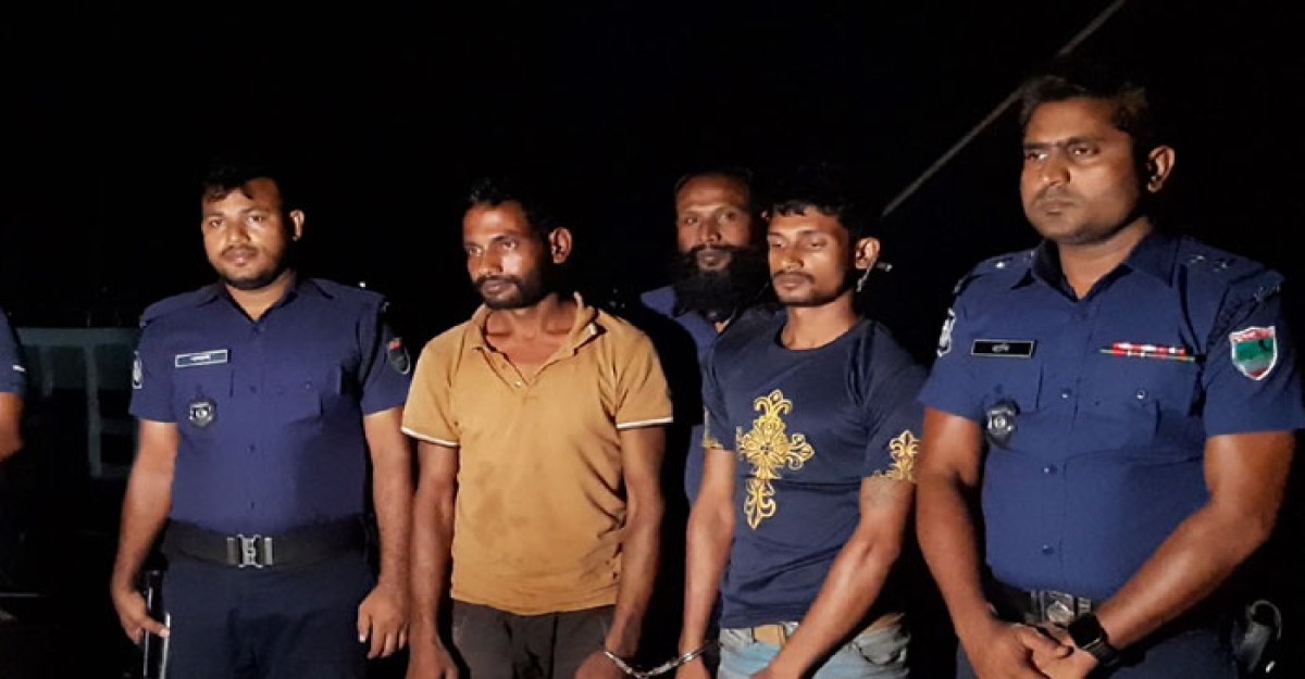 মোংলায় বিদেশী জাহাজ থেকে পাচারকালে জ্বালানী তেলসহ আটক ২