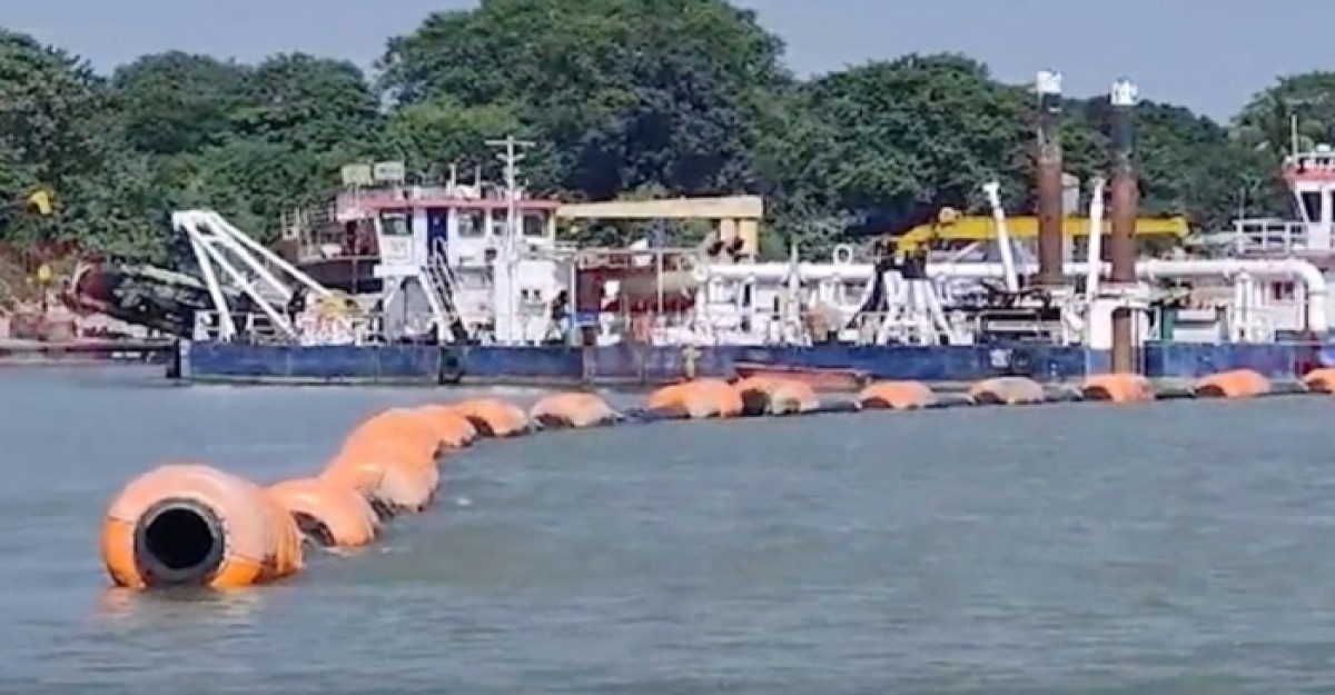 আসামে ১২ দিন ধরে ৫টি বাংলাদেশি জাহাজ আটক