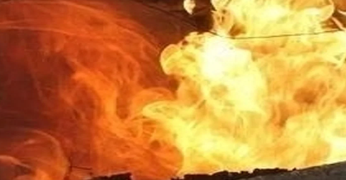 রাজধানীর মিরপুরে বাসে আগুন