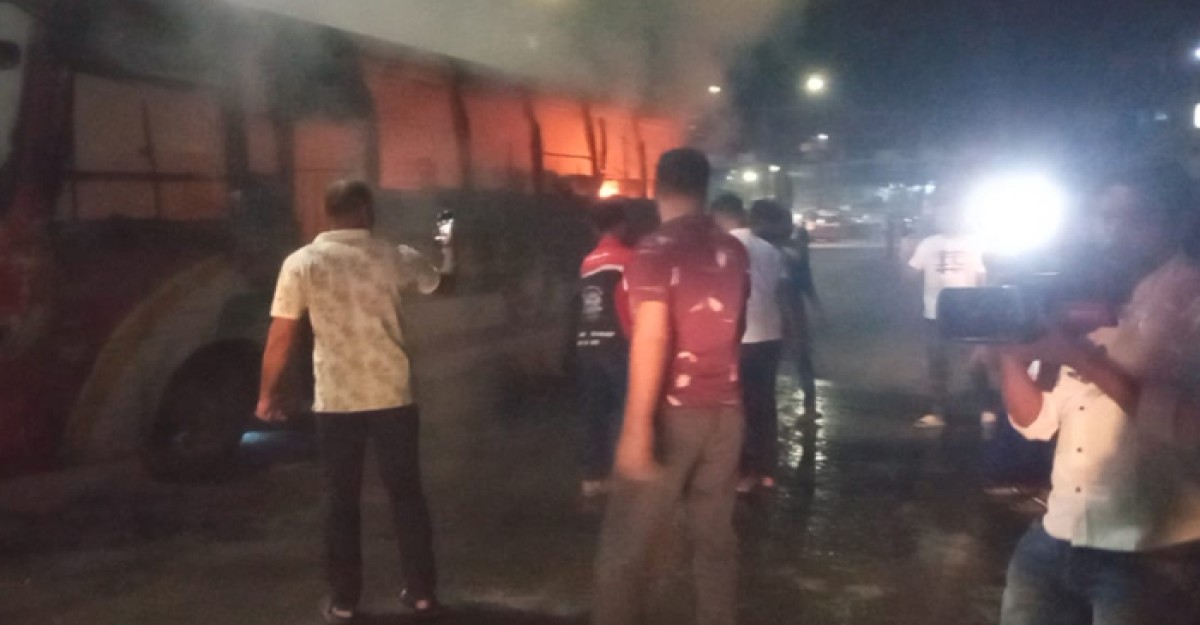 রাজধানীর তেজগাঁও বাসে আগুন