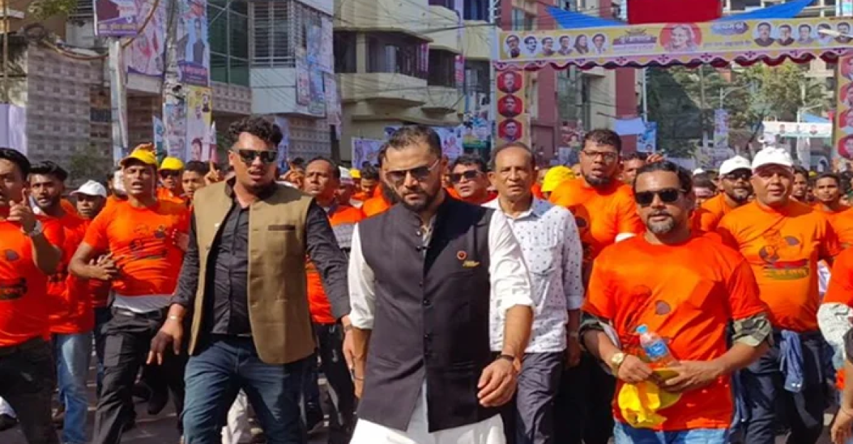 হাজার হাজার কর্মী নিয়ে জনসভায় যোগ দিলেন মাশরাফি