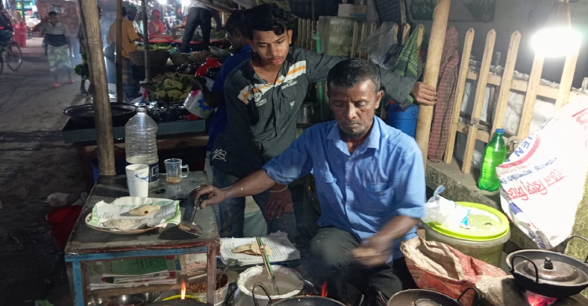 শীতের আমেজে তাড়াইলের ফুটপাতে পিঠা বিক্রির ধুম