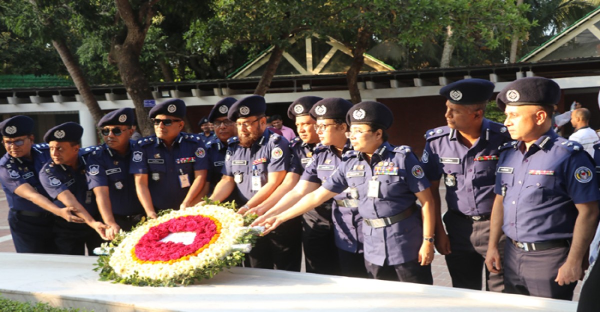 বঙ্গবন্ধুর সমাধিতে পদোন্নতিপ্রাপ্ত ১২ অতিরিক্ত ডিআইজির শ্রদ্ধা নিবেদন