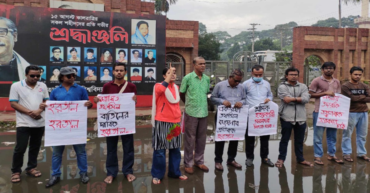 ঢাকা-আরিচা মহাসড়কে শিক্ষার্থীদের বিক্ষোভ মিছিলে পুলিশের বাধা