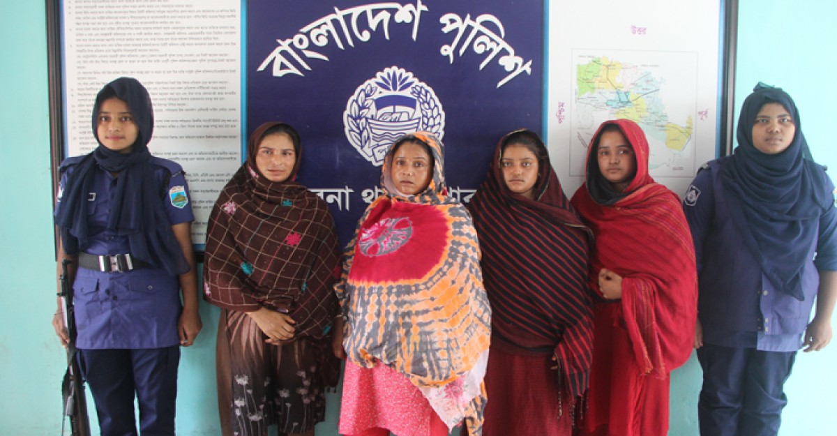 পাবনায় আন্তঃজেলা ছিনতাইকারী চক্রের চার নারী সদস্য আটক