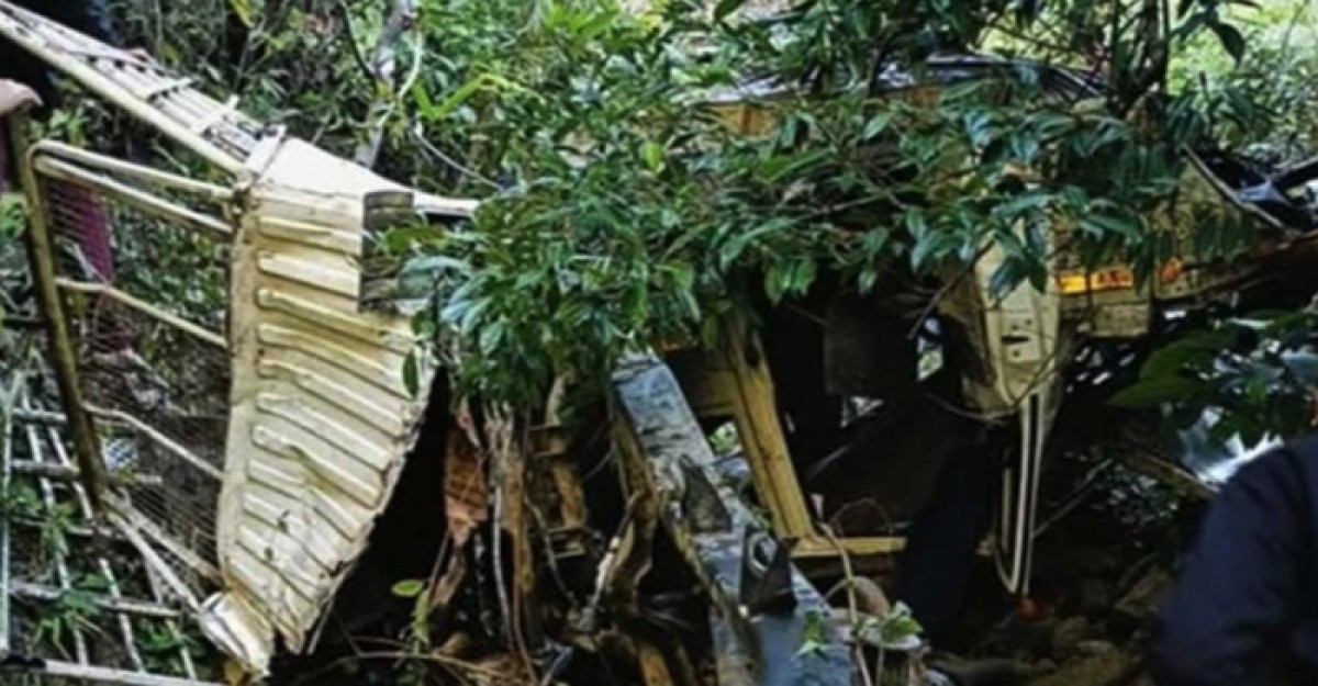 ভারতে নিয়ন্ত্রণ হারিয়ে পিকআপ ভ্যান খাদে, নিহত ৮