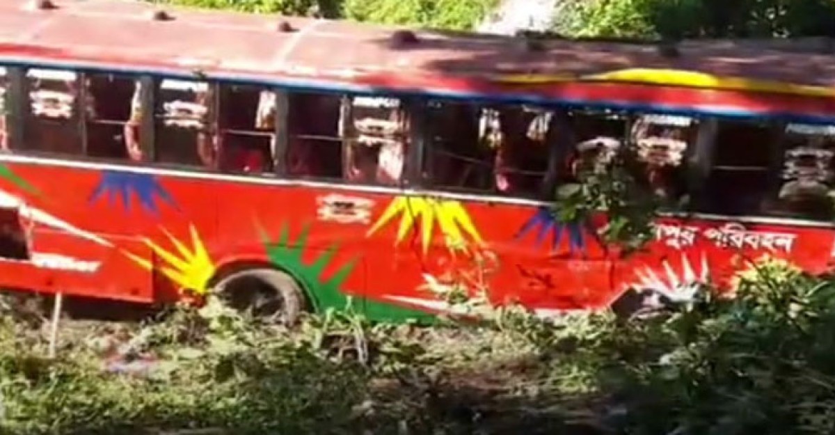গজারিয়ায় মহাসড়কে বাস নিয়ন্ত্রণ হারিয়ে খাদে, নিহত ১