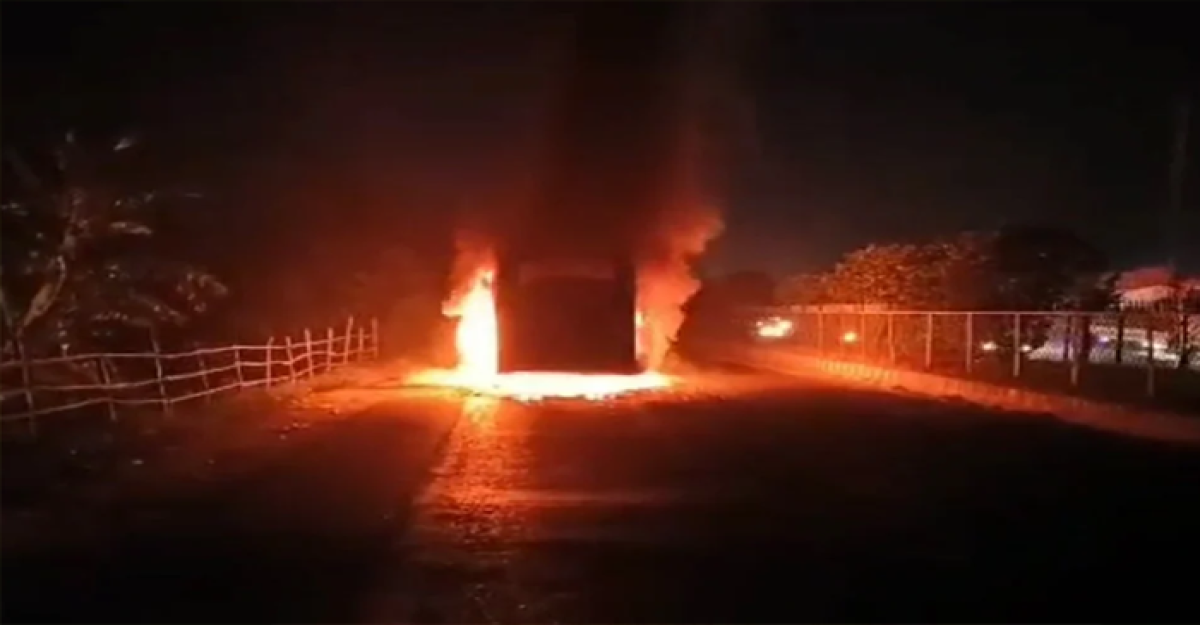 আশুলিয়ায় চলন্ত বাসে আগুন